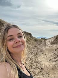 Mandy Johns's Instagram, Twitter & Facebook