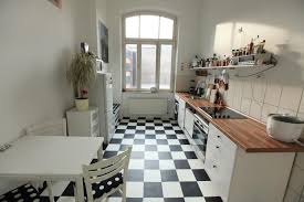 Helle Kuche Mit Schwarz Weiss Fliesen Und Mobeln In Demselben Stil Kuche Einrichtung Fliesen Schwarzweiss Kitchen Wohnung Kuche Kuche Schwarz Fliesen Kuche