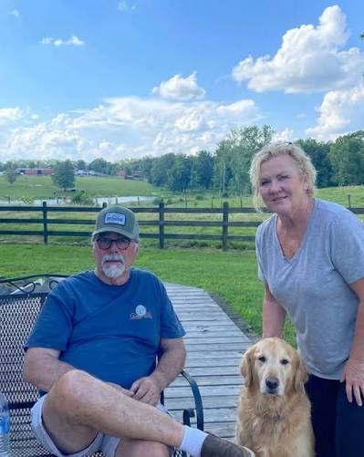 🎤At 75, Randy Owen didn't walk away from the spotlight — he simply stepped sideways into the quiet. Back on his cattle ranch in Alabama, mornings now begin with dust, fence lines,
