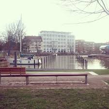 Hier Ein Schoner Blick Auf Den Yachthaven In Bremerhaven Der Weg Zum Wasser War Lange Verbaut Und Wurde Vom Umweltschutzamt In 2020 Outdoor Outdoor Decor Park Bench