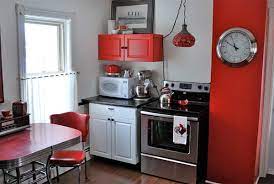 Desain dapur minimalis menawarkan ruang yang sederhana, nyaman , dan terorganisir tanpa mengorbankan gaya. Inspirasi Desain Dapur Dengan Warna Merah Putih Dan Hitam