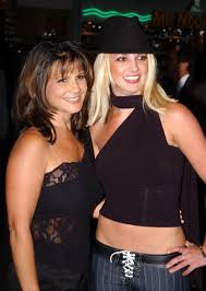 She released another six albums from 2001. Britney Spears Ihre Mutter Will An Ihre Millionen Leute Bild De