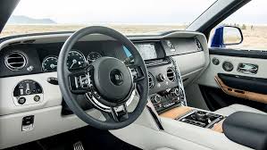 Mit der „cullinan viewing suite kann man zwei lederbezogene sitze an der hecköffnung ausfahren lassen. Rolls Royce Cullinan Der Luxus Suv Adac