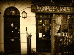 Il 1903 vide l'avventura della casa vuota e il ritorno di sherlock holmes al 221b di baker street in cui egli spiega l'inganno della propria morte alle cascate del reichenbach al suo fedele amico, il dr. El 221b De Baker Street Hogar De Sherlock Holmes Y Watson