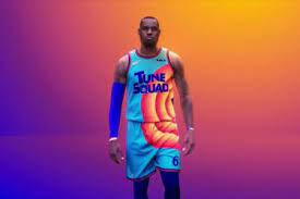 Tras el gran éxito que significó la historia original, los fans de la cinta quieren ver qué sucederá en esta nueva entrega. Lebron James Se Pone La Camiseta De Space Jam 2 La Tercera