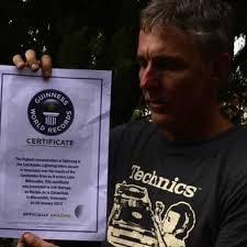 English below. Cuando el Relámpago del Catatumbo entro al libro Guinness,  el responsable de su promocion, el El Sr. Erik Quiroga, recibió dos  certificados originales; uno para el y el otro para