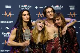 (left) the eurovision clip which prompted unsubstantiated claims of drug use online and (right) damiano david speaking. F5pxbkspr Zkwm