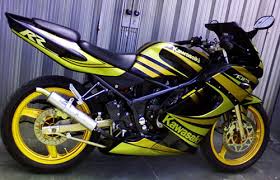 Tanpa melebih lebihkan modifikasi pada bagian body dan hanya mengadopsi body motor lain yang lebih berkelas dan terkesan mahal. Modifikasi Kawasaki Ninja Rr Terbaru Dan Terkeren 2021 Otomaniac