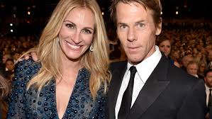 Apr 01, 2021 · roberts made headlines when her children were born in the early 2000s. Julia Roberts Ehemann Daniel Moder Knutschend Im Italien Urlaub