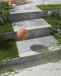 Une Allee Qui Dessert Le Coin Repas Ou Le Salon Leroy Merlin En 2020 Marches Jardin Jardins Idees Jardin