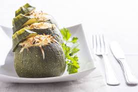 Potete scegliere se fare delle rondelle, delle striscioline o dargli la classica forma a bastoncino. Come Cucinare Le Zucchine Al Forno Ricette E Varianti Golosissime