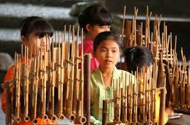 Musik merupakan salah satu cara untuk menghilangkan kejenuhan akibat rutinitas harian, serta sebagai sarana rekreasi dan ajang pertemuan dengan warga lainnya. Pengertian Musik Tradisional Ciri Fungsi Dan Contohnya Haipedia Com