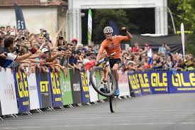 „zoals het er nu naar uitziet, dan denk ik dat ik tot en met de olympische spelen in parijs op de mountainbike zal blijven. Van Der Poel Spelen Waren Het Excuus Om Te Kunnen Mountainbiken Olympische Spelen Bndestem Nl