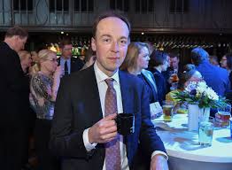 Ellei puoluejohto irtisanoudu hänen mielipiteistään, on se vaitiolollaan hyväksynyt ne. Jussi Halla Ahon Salalapsikohu Paisuu Hilla Vaimo Onnitteli Lapsen Aitia Tietamattomana Kaikesta Seiska