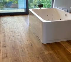 Oh doch, das geht sehr gut. Parkett Im Badezimmer Pflegeleichtes Flusterparkett Kaufen Verlegen Lassen