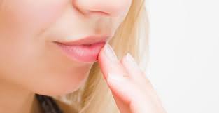 Labios Hinchados Otro De Los Posibles Sintomas De Embarazo Nace