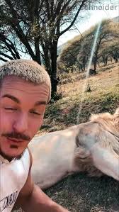 Lion claws 😱🦁🦞, Credit Dean Schneider