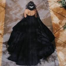 Sie möchten heiraten und den bund. Schwarze Brautkleider Wurdest Du In Einem Schwarzen Kleid Heiraten Cosmopolitan