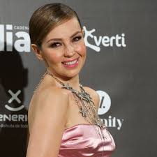 Thalía reaperece glamourosa em evento - Quem | QUEM News