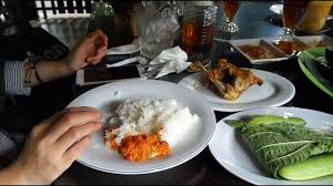 Untuk mancing ikan patin baik liar maupun ikan dalam kolam,sebenarnya cukup mudah jika anda sudah mengetahui cara serta triknya,yang terpenting dan faktor paling utama adalah umpan yang akan kita gunakan memiliki pengaruh besar bagi kelangsungan mancing ikan patin tersebut. Ikan Patin Bakar Bambu Khas Kalimantan Cimanggis Youtube