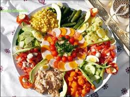 سلطة للضيوف وللعائلة كتوجد بسرعة بخمس انواع خضر مثبلة بطرق لذيذة بزاف Youtube Cobb Salad Food Salad