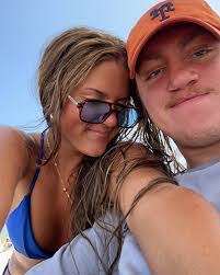 Liza Roberts's Instagram, Twitter & Facebook