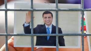 İyi düzeyde zazaki lehçesi, orta düzeyde i̇ngilizce ve. Anf Prozess Gegen Selahattin Demirtas Fortgesetzt