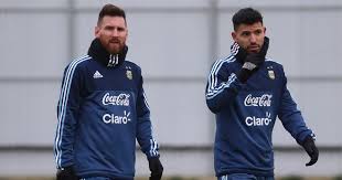 Argentinalik hujumchi serxio aguero lionel messi bilan bog'liq vaziyatdan g'azablandi. Aguero To Delay Barcelona Move Until Messi Signs New Deal
