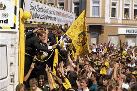 Die borussen gewinnen gegen eintracht frankfurt mit 2:1. 30 Jahre Nach Final Triumph Borussia Dortmund Ehrt Am Samstag Seine Pokal Helden Von 1989
