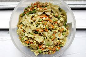 Dopo aver tagliato a spirale le olive, cuciniamo la carne di vitellone, maiale e pollo: Pasta Fredda Per Pasquetta Ecco 5 Ricette Per Il Buffet All Aperto Gustoblog