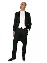 Il existe des possibilités de retailler après le mariage la redingote en veste de ville si cela a été pris en compte lors de confection initiale (positionnement des poches et de la fente centrale du dos). Costume Queue De Pie Pour Homme Atelier La Colombe