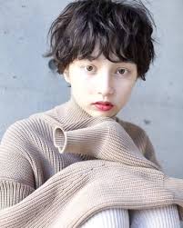 フェミニン 時々 クール 大人の魅力あふれる 甘辛ショートボブ ヘアカタログ キナリノ 黒髪 ショート パーマ ショート パーマ パーマ