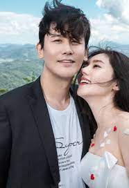 据悉， 于 晓光 与 #秋瓷炫# 于 2015年公开恋情，2017年结婚，2018年秋瓷炫生子，2019年两人举行婚礼。. Evnlan8nc1xkgm