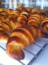 Cap Patissier Homemade Croissants In Leavened Puff Pastry Find 2020 Yiyecek Ve Icecek Tarifler Pogacalar