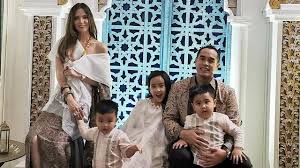 Seperti halnya contoh baju muslim seragam keluarga modern terbaru di atas yang berwarna cerah serta berbahan halus yang mana dapat memberikan kenyamanan tersendiri ketika digunakan, selain itu juga anda dan keluarga anda nampak lebih mewah dan megah. Baju Lebaran 4 Seleb Ini Dicibir Netizen Ada Yang Dianggap Tak Sopan Hot Liputan6 Com