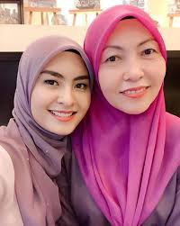 Beliau mula meraih kejayaan komersial menerusi single sulungnya, menahan rindu. Seminggu Makan Roti Bakar Dengan Ibu Akibat Keperitan Hidup Wany Hasrita Kongsi Kepayahan Hidup Sebelum Bergelar Penyanyi Sebaknya Keluarga