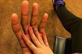 Sometimes he doesn't need his other hand!! Kawhi Leonard S Huge Hands Make Female Fan S Hands Look Miniature Bleacher Report Latest News Videos And Highlights
