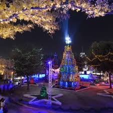 آزمایشگاه نور زیر نظر برخی از اساتید دانشگاه تهران و به طور خصوصی اداره می گردد و دارای 180پرسنل در سه شیفت کاری است. The Most Spectacular Christmas Lights Around Dallas In 2020 Culturemap Dallas