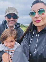 Mi familia, la de sangre si (Emilio el más), pero también la elegida. Y ahí  están, es mi esposo @bernardo.baranda, y mis amigos, mis hermanas,  @alemorlanmx . Un poquito de la vuelta