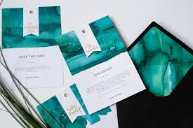 Süße einladungskarte aus cremefarbenem karton mit einem außenblatt aus transparentpapier und fotodruck. Einladungskarten Hochzeit Grun Gold