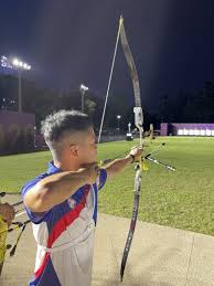 中華射箭男團「三劍客」魏均珩、湯智鈞和鄧宇成稍早在東京奧運8強賽碰上中國大陸隊，最終以5:1擊敗對手，成功闖進4強賽。 射箭 寰宇 奧運 東京. Shxpsfxhvmwzpm
