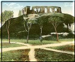 Na wysokiej, polodowcowej skarpie rzecznej, na prawym brzegu bzury, w obecnej południowej części miasta znajdują się ruiny zamku z końca xviii wieku zbudowane na. Zamek W Sochaczewie W Ruinie