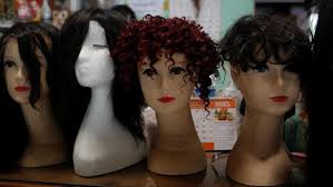 Hukum memakai rambut palsu menurut madzhab maliki mutlak mengharamkan siapapun wanita memakai rambut palsu baik itu rambut yang berasal dari manusia maupun rambut dari hewan. Aneh Tapi Nyata Ri Ternyata Impor Kotak P3k Hingga Rambut