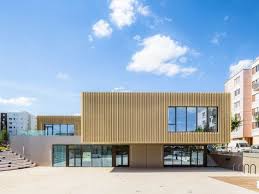 Beton Brut Et Lames De Metal Pour Un Batiment Pluriel A Nemours Architecte Maison Style Batiment