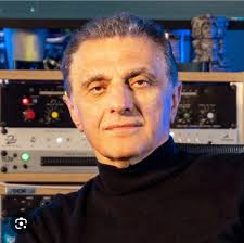 Festival di Castrocaro 1977. Era il talent (oggi si chiamano così) più  famoso in Italia, dopo Sanremo c'era Castrocaro. Da qui siamo passati un  po' tutti, anche gli insospettabili, era il punto