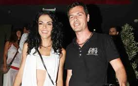 Διαβάστε την επιστολή του μάριου αθανασίου. Maria Solwmoy Marios A8anasioy 8a Ypody8oyn To Zeygari Arketa Xronia Meta To Xwrismo Toys Like Com Cy