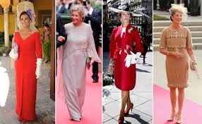 Si sos la madrina de un casamiento especial necesitarás un vestido o traje adecuado para la el equipo está formado por modistas y bordadoras. Especial Bodas Dudas Con El Protocolo 3 Claves Para Elegir Tu Vestido De Madrina