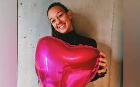 Claudia christiane endler mutinelli (santiago, 23 de julio de 1991) es una futbolista profesional chilena. Lk5d9mdbujgv0m