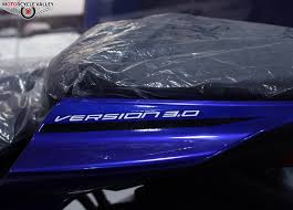 The bs4 version already had fi and was promoted as bs6 ready, so i don't know why the bs6 version should cost so much. R15 V3 Racing Blue Photo Gallery All Kind Of Yamaha R15 V3 Racing Blue Images