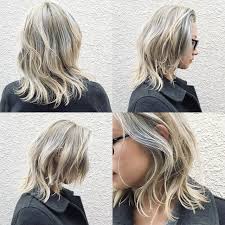 ところどころグレーっぽくくすませ立体感を出したアッシュブロンドレイヤースタイル 無造作なスタイリングで外国人風なラフな感じに ヘアスタイル ヘアカラー アッシュブロンド